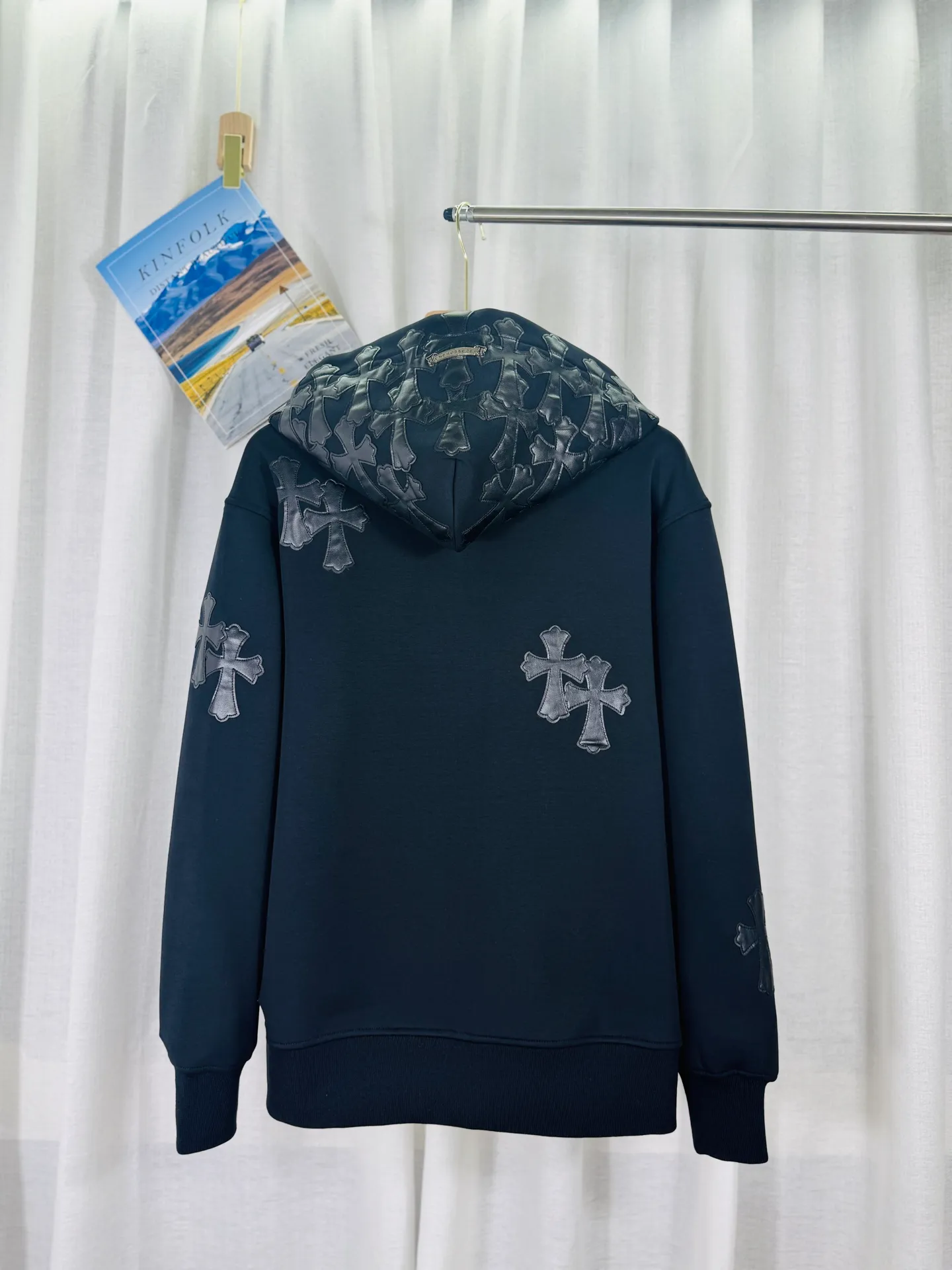 P380 top version, real shot without P, ​​different from market currency) 𝗖𝗵𝗿𝗼𝗺𝗲 𝗛𝗲𝗮𝗿𝘁𝘀/Cro Heart 2025 washed and burned flower patch embroidered autumn and winter new original single counter American patchwork 3D three-dimensional couple casual cardigan plus velvet sweatshirt 👑The highest version! Customized fabric 480g tripe terry fabric! American acid-washed and distressed original fabric, laser burning + patch embroidery, exquisite embroidery of letters! The best-selling model in the counter, very comfortable to wear. Accessories: original molded and authenticated collar label➕100% silk wash label. Genuine purchase-grade original hangtag➕matching hanging rope➕3D hanging beads➕original packaging bag. Craftsmanship: The original version has consistent wiring! The highest version of the armhole matching technique! Color: Black Size: S M L XL Style No.: 609